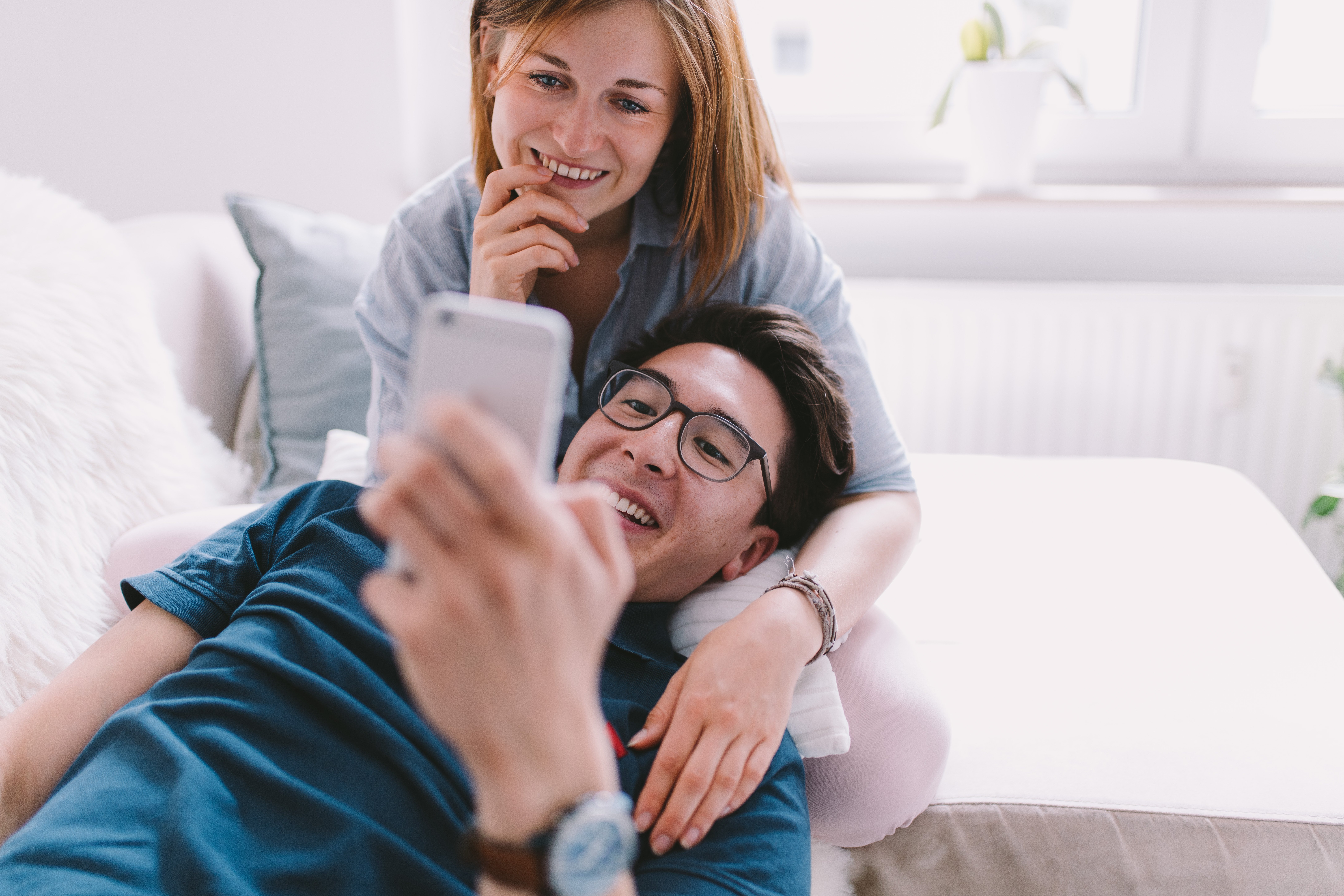 couple-sofa-home-chill-couch-relationship-internet-smartphone-social-media-browsing_t20_e8xZYv-1